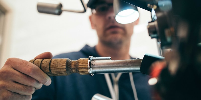 运动员身上佩戴多种传感器在跑步机上训练，屏幕显示实时生理数据